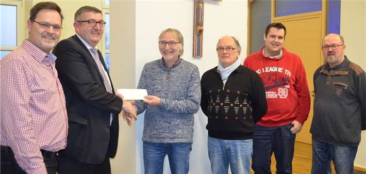 Unterstützung für „Fremde werden Freunde“ Die Barmherzigen Brüder Saffig unterstützen die Initiative „Fremde werden Freunde“ in der Pellenz. Hausoberer Frank Mertes (2.v.l.) überreichte an Günter Leisch und das Koordinationsteam die gesammelten Spenden.privat