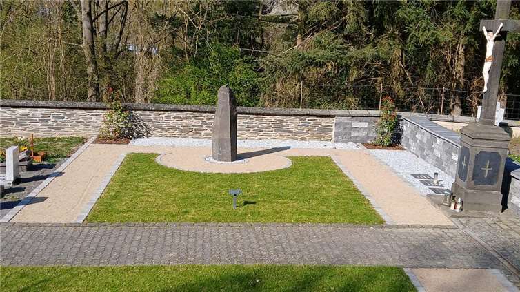 Die Basaltstehle am Friedhof. Foto: OG Trimbs