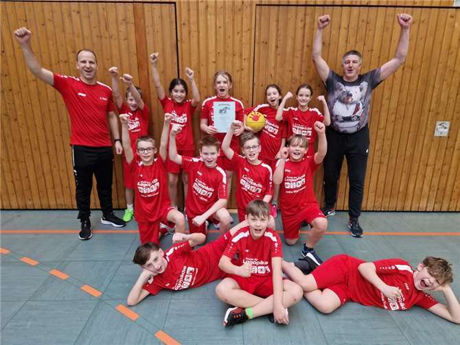 Die Basketball-Schulmannschaft der Grundschule Weißenthurm. Foto: Frank Peters