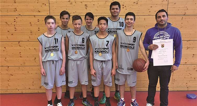 Die Basketball-Schulmannschaft in der Wettkampfklasse III der Realschule Plus auf der Karthause. (v.l.n.r.) Iljas Saraliev, Cheriff Meidjiyava, Cong Dam, Azad Ahmad, Utku Bulut (betreuende Lehrkraft), Micha Bechler, Sascha Schrempf, Riza Krasniqi.privat