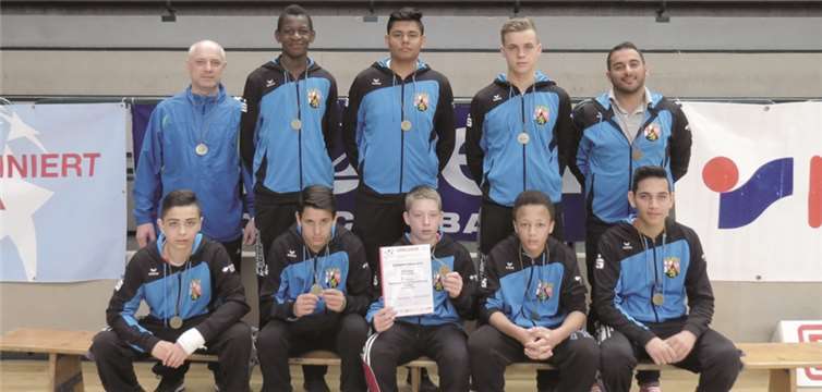 Die Basketballer der RS Plus auf der Karthause im Rheinland-Pfalz-Trikot und mit Bronze-Medaillen. Von links oben: Trainer Viktor Schneider, Isaac Bonga, Riza Krasniqi, Nils Denzer, Trainer Utku Bulut. Von links unten: Azad Ahmad, Sascha Schremf, Iljas Saraliev, Cheriff Meidjiyava, Ibrahim Özgün (Capt.).privat