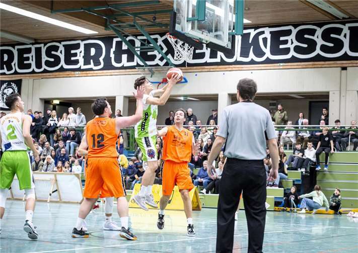 Die Basketballer des TuS Treis-Karden (in grün-weiß mit Oliver Henrichs beim Korbleger und Felix Dauns) besiegten die DJK Andernach eutlich. Foto: Lisa Ferrlein.