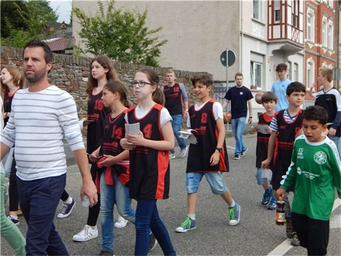 Die Basketballjugendabteilung beim Festumug.