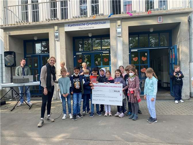Die Basketballkinder der KGS Meckenheim zeigen der Schulgemeinschaft stolz den Gewinn und werden mit einem tobenden Applaus gefeiert. Fotos: privat