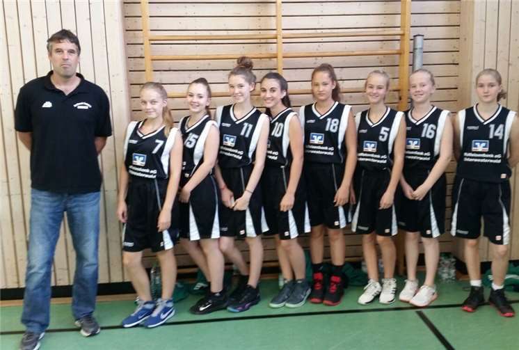 Die Basketballmannschaft des TV Arzbach mit ihrem Trainer Matthias Reffgen. Privat