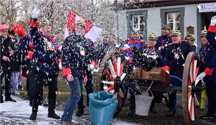 Die Bassemer Bürgerwehr schoss mit derKonfettikanone kiloweise Papierschnipsel auf die Angreiferinnen.