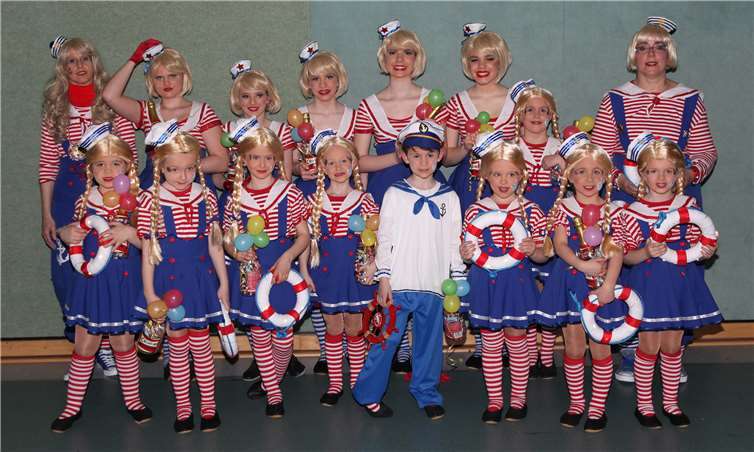 Die Bassemer Tanzmäuse zusammen mit Ulli Stahl (li.) und Mona Kalsch (re.). Foto: privat