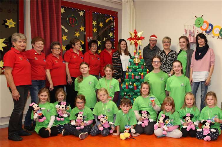 Die Bassemer Tanzmäuse zusammen mit dem Möhnenvorstand der „Scheene Kenne“, der Trainerin und dem Betreuerteam vor einem sehr originellen Weihnachtsbaum. Privat