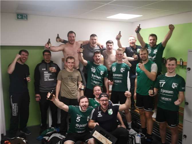 Die Bassemheimer Handballer feiern ihren Sieg.Foto: privat