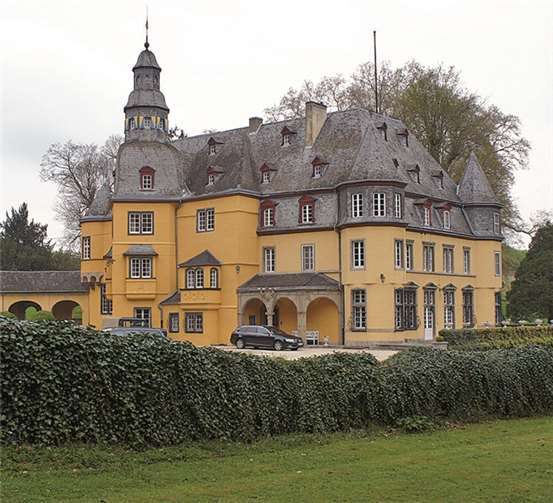 Die Bassenheimer Burg ist für die deutsch-französische Aussöhnung ein wichtiges Gebäude: Im Jahre 1948 legten dort der französische Außenminister Robert Schuman und Konrad Adenauer den Grundstein für intensivere Beziehungen der einst verfeindeten Länder.
