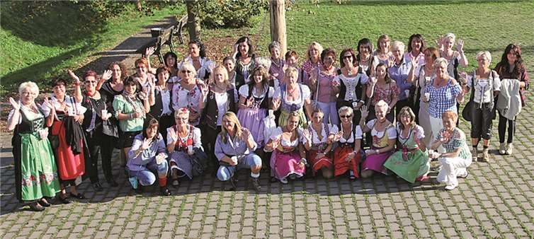 Die Bassenheimer Möhnenschar der „Scheene Kenne“ vor Abreise zum Koblenzer Oktoberfest.privat