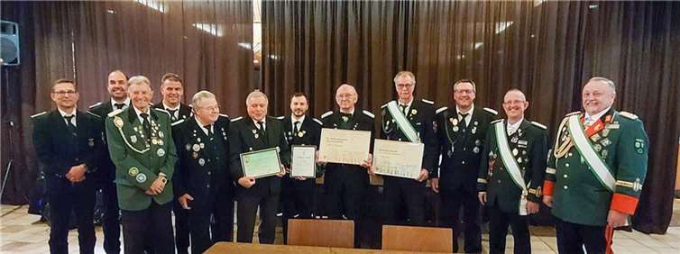 Die Bassenheimer Schützen mit Ihren Geehrten. Quelle: Schützenbruderschaft Bassenheim