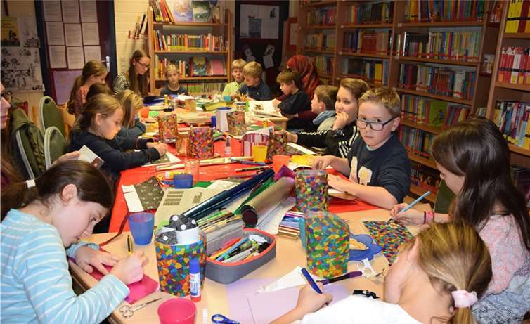 Die Bastelarbeiten liefen bei einer fröhlichen Geschichte fast von alleine. privat