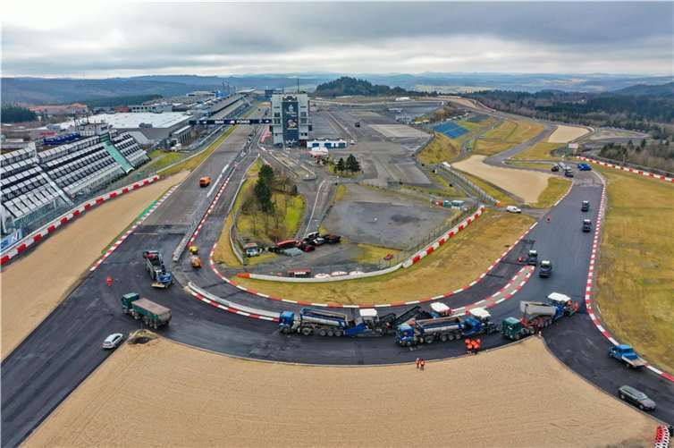 Grünes Licht für den Saisonstart auf dem Nürburgring Die Bauarbeiten am Nürburgring aus der Luft. Insgesamt wurden auf der Nordschleife und der Grand-Prix-Strecke 2,5 Kilometer Asphalt erneuert. Foto: Nürburgring