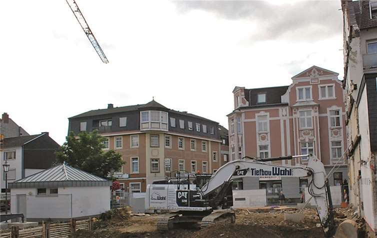Die Bauarbeiten am Wadenheimer Platz sind im vollen Gange. Schwarz