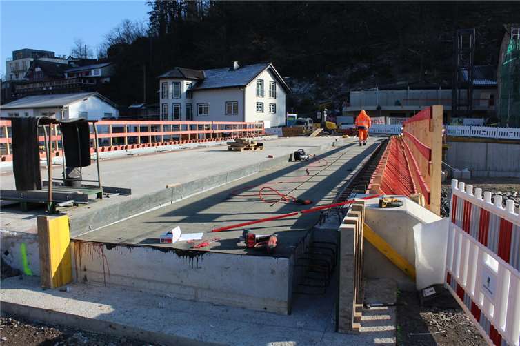 Die Bauarbeiten an der Ahr in Dernauer Ortsmitte laufen auf Hochtouren.  Foto: WITE