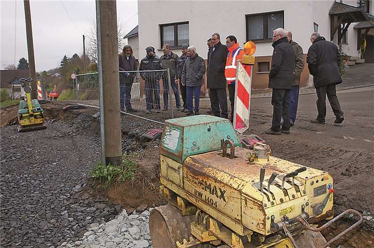 Die Bauarbeiten an der K 123 in Niederhofen haben begonnen.