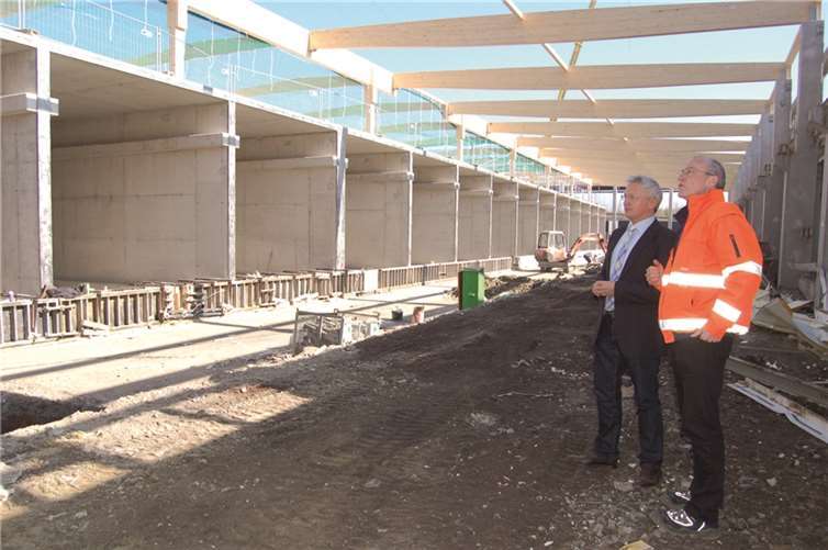 Die Bauarbeiten an der Mechanisch-Biologischen Abfallbehandlungsanlage (MBA) Linkenbach liegen gut im Zeitplan. Dank des schnellen Handelns von Abfallwirtschaftsausschuss und Verwaltung dürfte sich die Verzögerung im Baufortschritt auf nur rund vier Wochen beschränken. Dies teilt der 1. Kreisbeigeordnete und zuständige Dezernent für die Abfallwirtschaft, Achim Hallerbach, hier im Gespräch mit MBA-Leiter Stefan Kraus (rechts), mit.  Privat