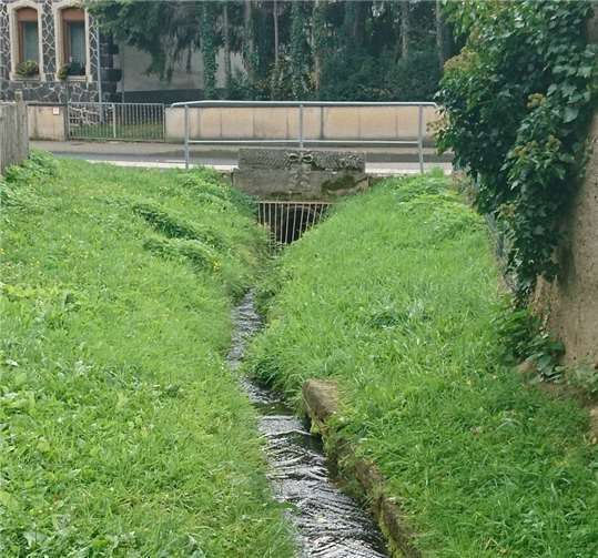 Die Bauarbeiten beginnen in dem Bereich des Bachs, der entlang des Spielplatzes an der Brohltalstraße verläuft. Foto: VG Brohltal