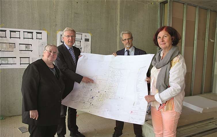Die Bauarbeiten für das Hospiz im Ahrtal liegen voll im Zeitplan. Davon überzeugten sich bei einem Ortstermin die Gesellschafter, also Schwester Marianne Meyer von der Marienhaus Unternehmensgruppe (links), Ulrike Dobrowolny, die Vorsitzende des Hospiz-Vereins Rhein-Ahr (rechts), Hans-G. Daubertshäuser von den v. Bodelschwinghschen Stiftungen Bethel (2. von rechts) und Geschäftsführer Christoph Drolshagen. Heribert Frieling