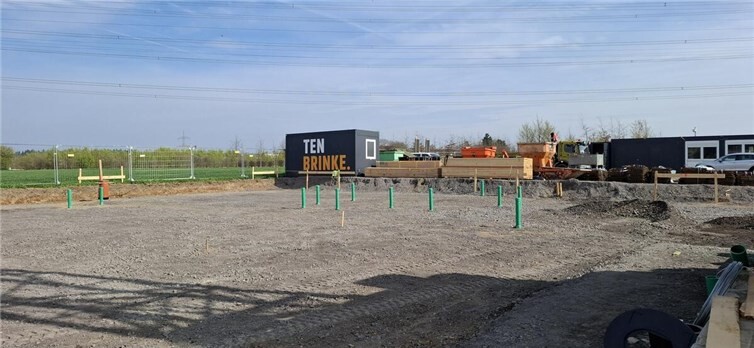 Die Bauarbeiten schreiten sichtbar voran: Nachdem die Baugrube ausgehoben und geschottert wurde (Bild), wurden mittlerweile auch die Betonfundamente gegossen. Im nächsten Schritt folgen das Einschalen und Herstellen der Bodenplatte.Foto: Ten Brinke