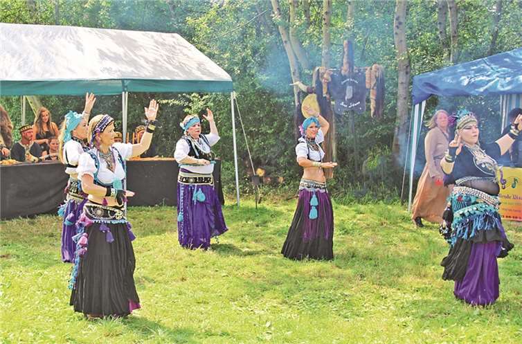 Die Bauchtänzerinnen vom Stamm Sarafi hatten sich fantasievoll orientalisch gewandet und begeisterten die Anwesenden mit ihren Tänzen. STEIN