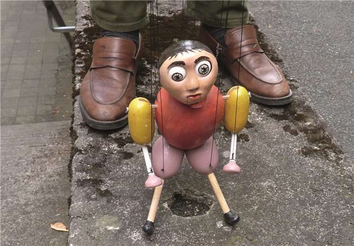 Die Bauhaus-Marionette „Der kleine Bucklige“ führte die Besucher von der Klosterpforte zur ehemaligen Laacher Schreinerei, dem Ausstellungsort.