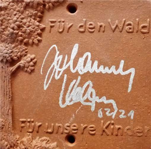 Die Baumpaten-Plakette von Johannes Kalpers in der Nahaufnahme.