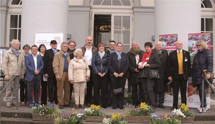 Die Baumpaten und Verteter von Stadt und Institutionen versammelten sich vor dem Schlosseingang.US