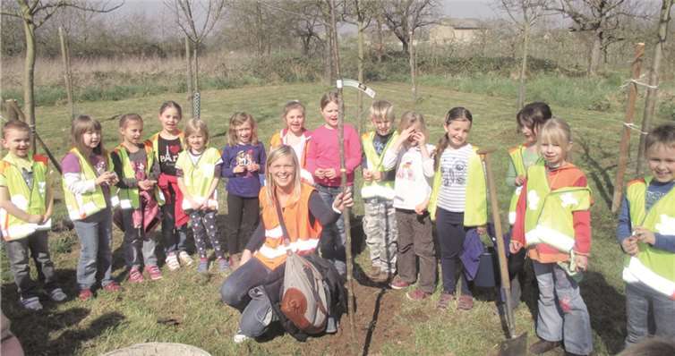 Die Baumpflanzaktion der ersten Klasse fand viel Anklang.privat