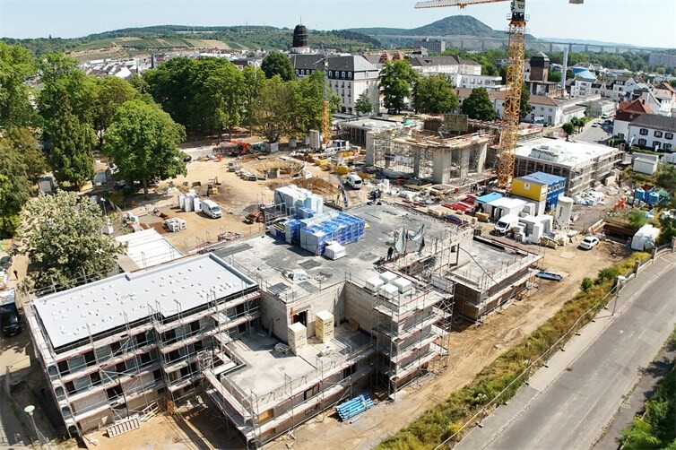 Die Baustelle der neuen Kurparkrandbebauung im Bad Neuenahr im Juli.