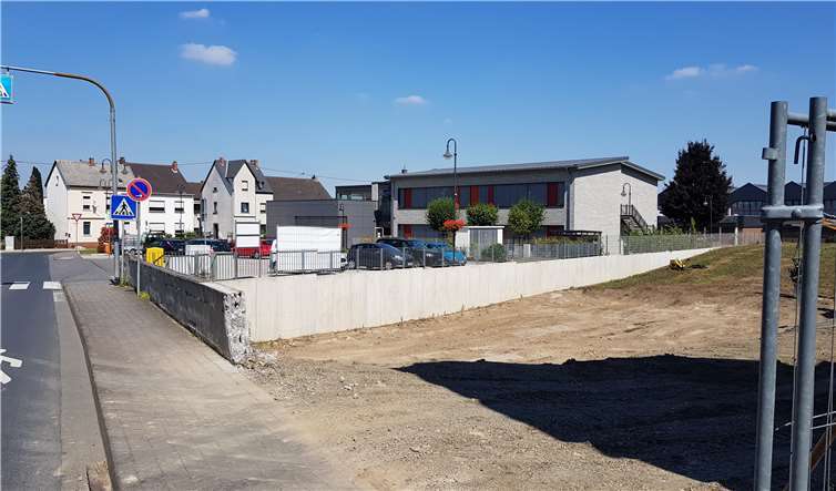 Die Baustelle von der Burgstraße aus gesehen. Im Hintergrund sieht man das Gebäude der neuen Grundschule Christophorus.