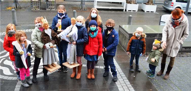 Die "Baustellenkinder" mit einigen Figuren. Foto: Familienpastoral im Dekanat Ahr-Eifel