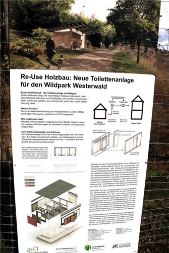 Die Bautafel gibt vor Ort Aufschluss über das besondere Projekt