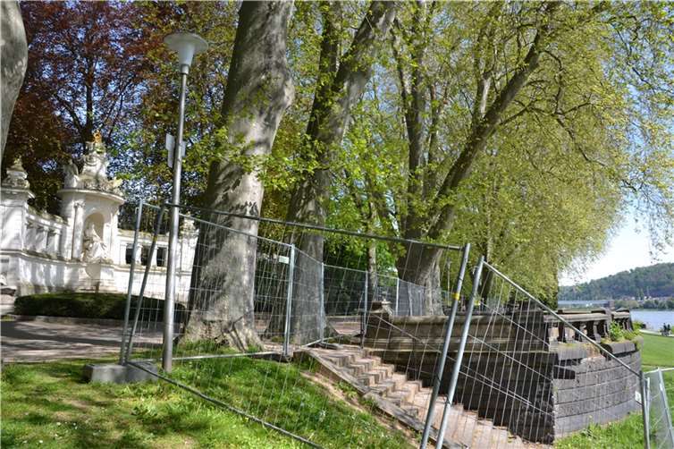 Die Bauzäune am Balkon vor dem Kaiserin-Augusta-Denkmal müssen bis auf weiteres stehen bleiben, weil er baufällig ist. Aus der Balustrade hat sich bereits ein Stein gelöst.