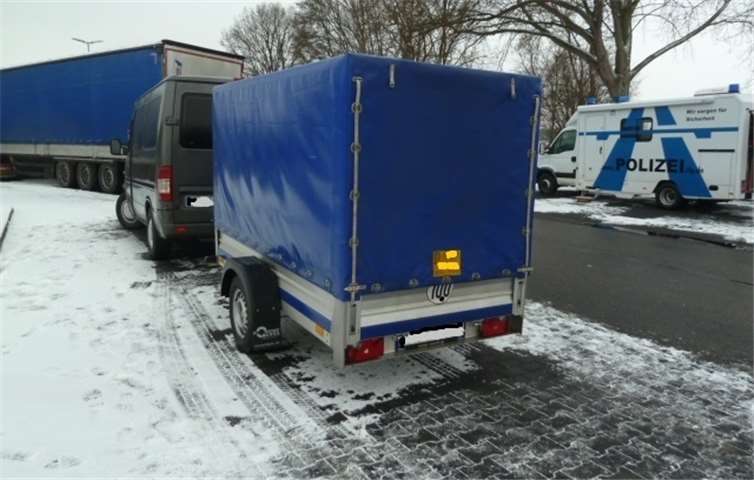 Die Beamte der Verkehrsdirektion kontrollierten ein Kleinbus-Gespann, das in einem desolaten Zustand war und daraufhin stillgelegt wurde. Fotos: Polizei