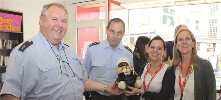 Die Beamten der benachbarten Polizeidienststelle wünschten einen guten Start.privat