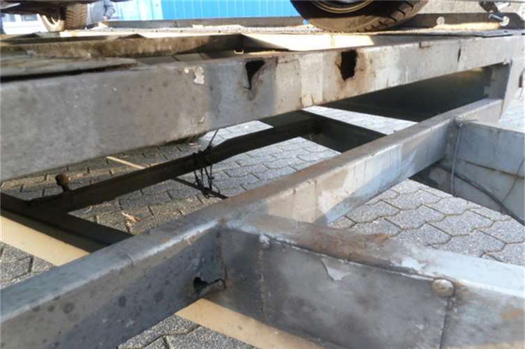 Die Beamten fanden mehrere Durchrostungen am Anhänger.