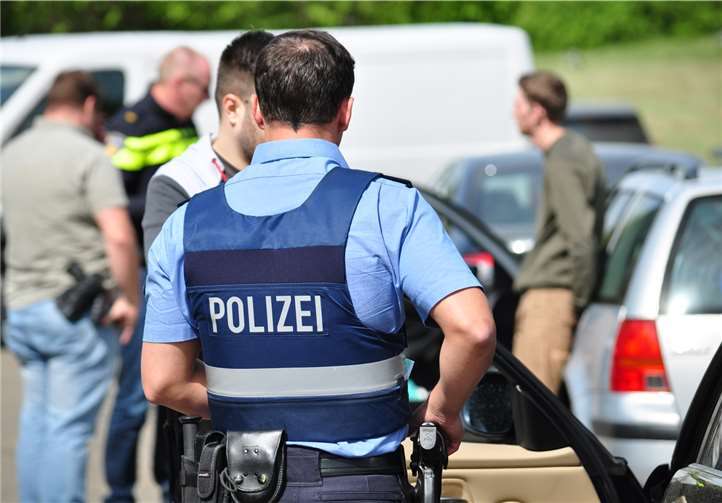 Die Beamten kontrollierten etliche Personen und stellten Geld sowie Diebesgut sicher.