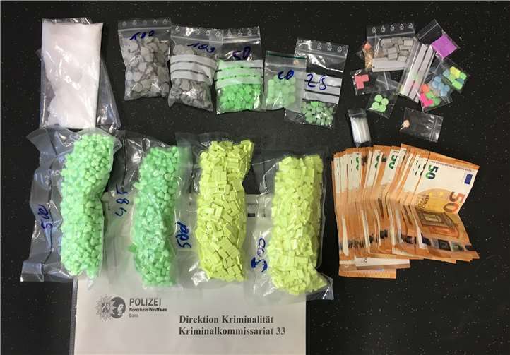 Die Beamten stellten bei dem 27-Jährigen Betäubungsmittel, Ecstasytabletten und mutmaßliches Dealgeld sicher. Foto: Polizei Bonn