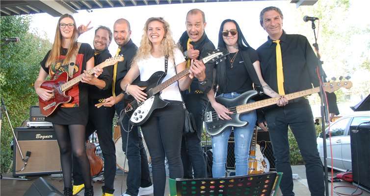 Die „Beat! Radicals“ sorgten musikalisch für Stimmung beim Schulfest -und ließen auch mal diese drei Schülerinnen an die Gitarren. Fotos: KER