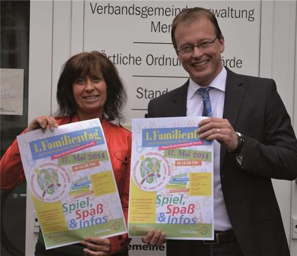 Die Beauftragte für Familien und Schulen in der VG Mendig, Ute Dernbach-Brötz, und Bürgermeister Jörg Lempertz stellen das neue Werbeplakat zum 1. Familientag der VG Mendig für den 17. Mai vor. VG Mendig