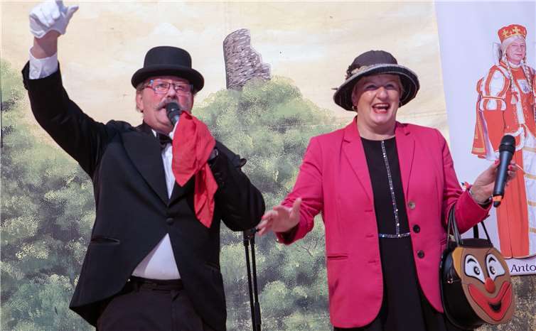 Die „Beckendorfer Knallköpp“ (Lydia & Rolf Goliasch)unterhielten das Publikum bestens mit ihrem lustigenGeschlechterkampf als langjähriges Ehepaar. Fotos: -Jost-