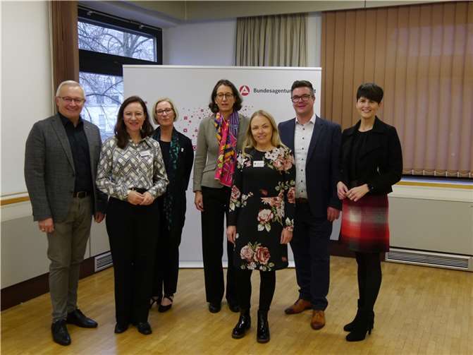 Die Bedeutsamkeit des Fraueninfotages unterstrichen auch Landrat Achim Hallerbach (l.) sowie der Bürgermeister der Stadt Neuwied, Peter Jung (2.v.r.), die die Messe besuchten.  Foto: