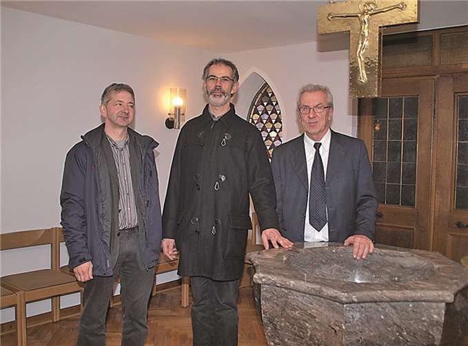 Die Bedeutung des ehemaligen „Blumenkübels“ ist nun wieder klar definiert; (v.l.) Christof Kaul (Mitglied des Verwaltungsrates), Steinrestaurator Olaf Pung aus Thür und Pastor Karl-Heinz Schommer.
