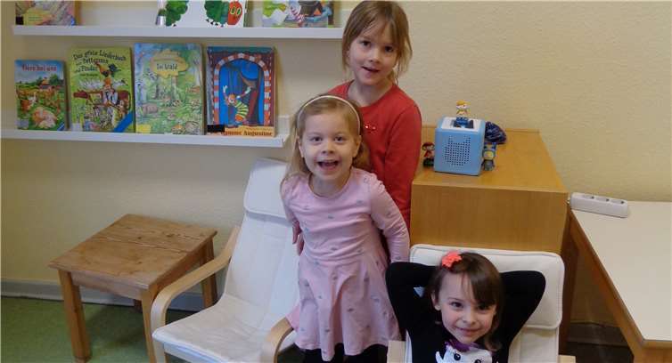 Die Bedienung der Tonie Box (blauer Würfel) ist kinderleicht: Anhand der Figuren können sich die Kinder für eine Geschichte entscheiden. Nun müssen sie das Figürchen nur noch auf den Lautsprecher stellen und der Hörspielspaß beginnt. Foto: privat