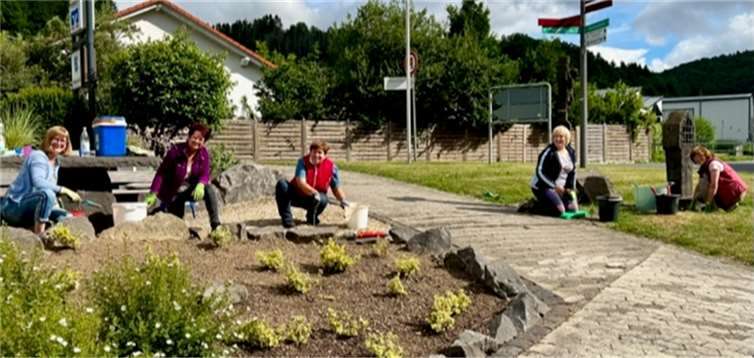 Die Beete am Gemeindehaus wurden auf Vordermann gebracht.