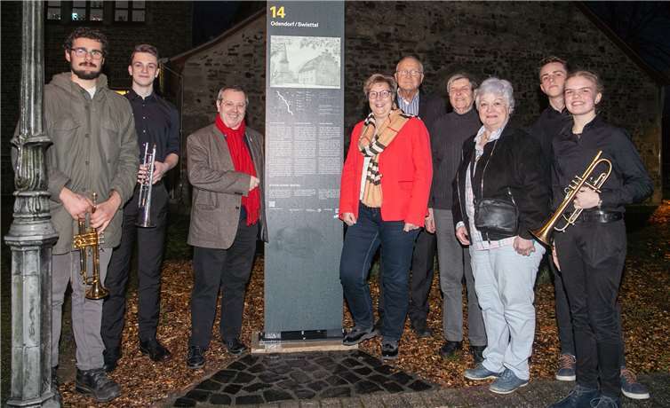Die Beethoven-Stele Nummer 14 wurde jetzt offiziell in Odendorf an der Alten Kirche eingeweiht. Mit dabei waren Initiator Dr. Stephan Eisel (Dritter von links) und Bürgermeisterin Petra Kalkbrenner (Vierte von links).Fotos: JOST