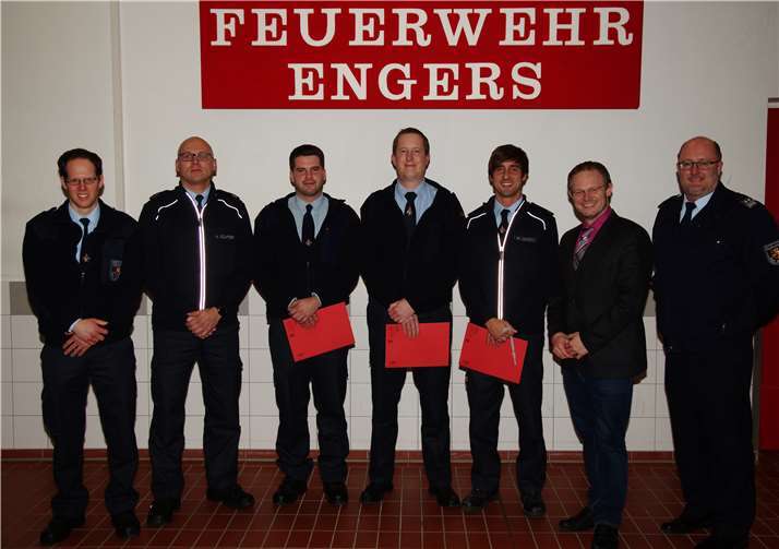 Die Beförderten. Vlnr Löschzugführer Michael Groß, stellv. Löschzugführer Holger Günter, Moritz Busch, Gerrit Lohrum, Marcel gGätz, Wehrleiter Wilfried Hausmann, Oberbürgermeister Jan Einig