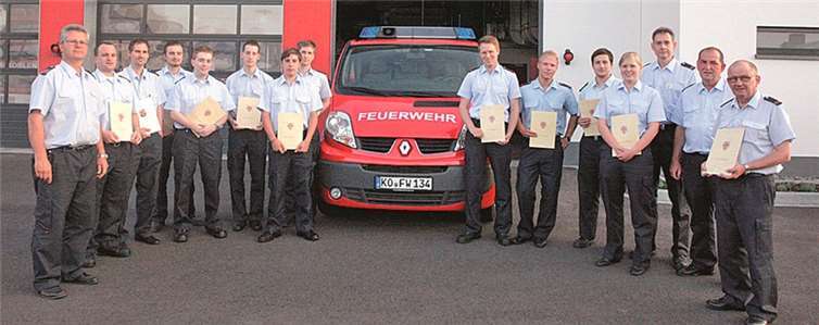 Die Beförderten und Feuerwehrangehörige - (von links) Jens Vogel, Michael Höfer, Thomas Ernert, Tim Wischer, Pascal Böhmer, Florian Stotz, Andre Kretschman, Robin Erfurt, Rene Mohr, Florian Heine, Sina Erfurt, Harald Schmid, Wolfgang Lehnerts und Rudolf Kray. Helmut Beier